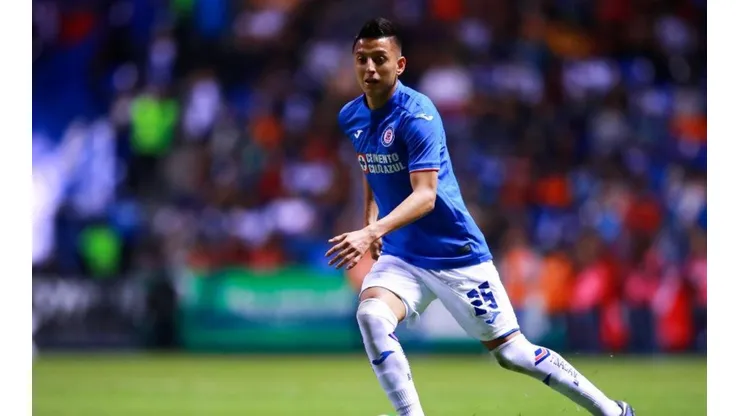 Roberto Alvarado en el partido de Cruz Azul.