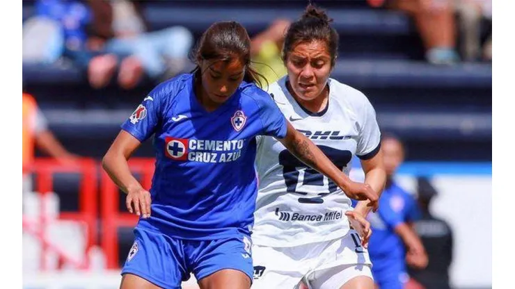 Cruz Azul enfrentando a Pumas en la Femenil.