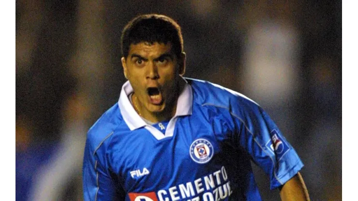 Ángel Morales con la playera de Cruz Azul.