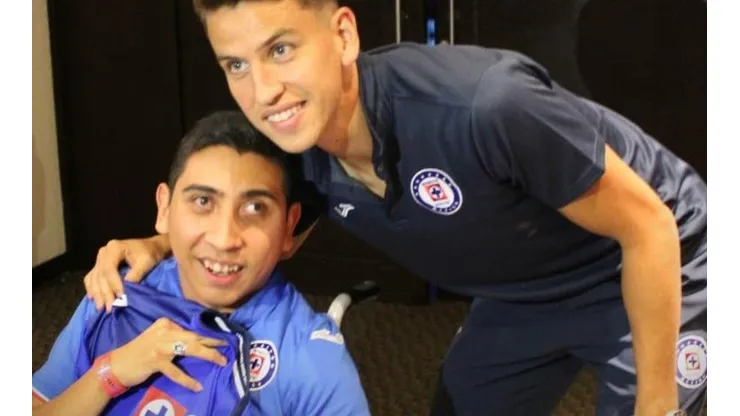 El precioso gesto de Igor Lichnovsky con un aficionado de Cruz Azul