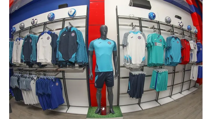 Cruz Azul inaugura su nueva tienda oficial en La Noria