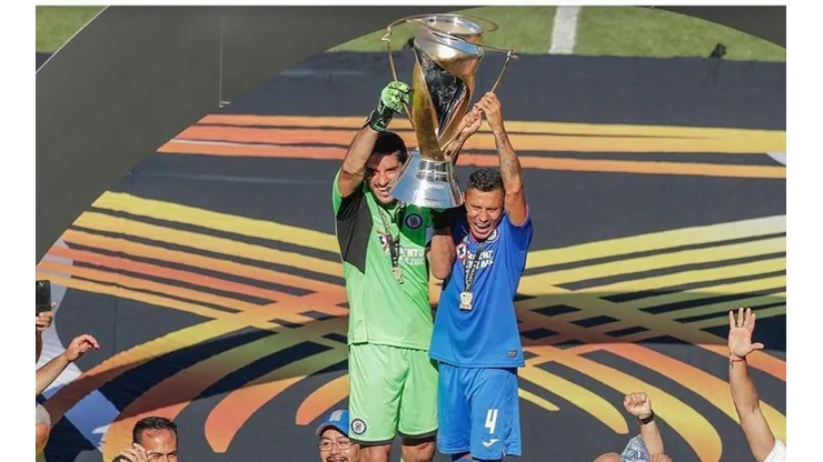 Jugadores de Cruz Azul festejan en redes sociales la Supercopa MX
