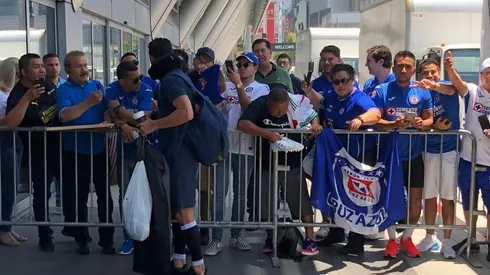 Miles de aficionados de Cruz Azul llegaron a Carson para apoyar en la Supercopa MX