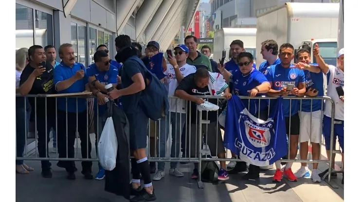 Miles de aficionados de Cruz Azul llegaron a Carson para apoyar en la Supercopa MX