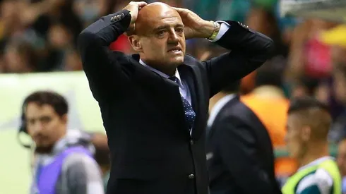 Chelís como entrenador del Puebla.