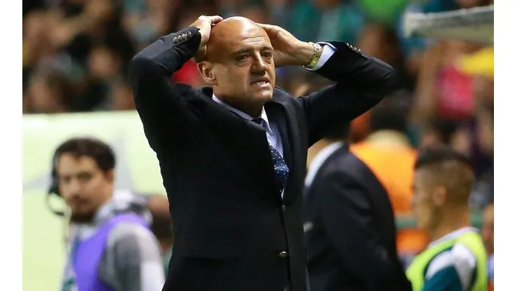 Chelís como entrenador del Puebla.