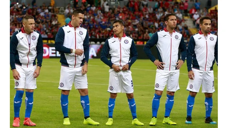 Orbelín Pineda en el once titular.