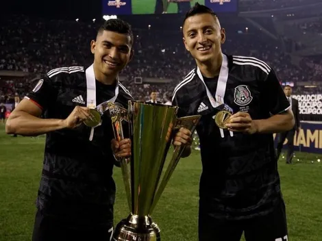 Las fotos de Roberto Alvarado y Orbelín Pineda con el trofeo de Copa Oro