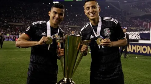 Orbelín y Piojo presumen la Copa Oro