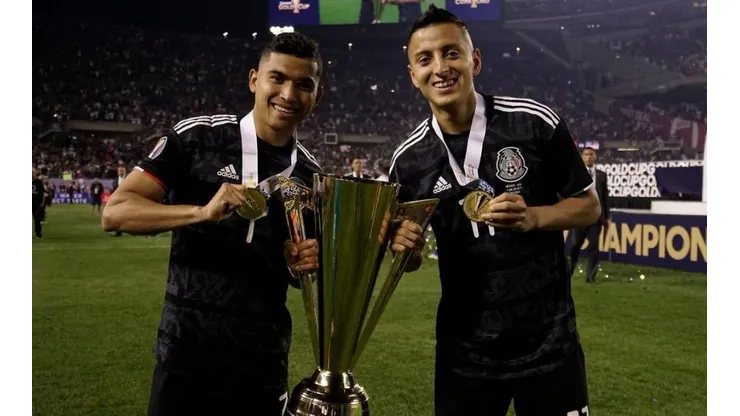 Orbelín y Piojo presumen la Copa Oro
