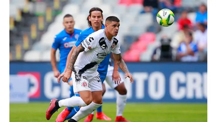 Gustavo Bou enfrentando a Cruz Azul.
