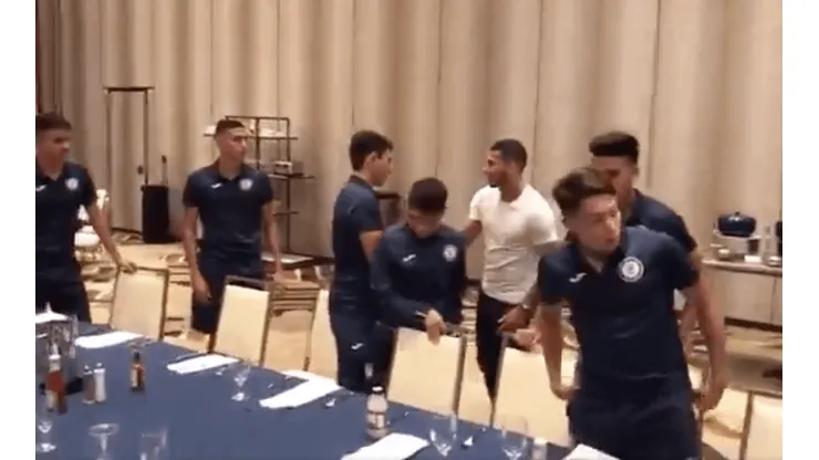 Juan Escobar recibió la bienvenida de sus compañeros.