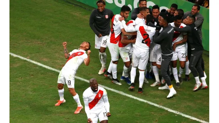 Yoshimar Yotún celebrando el tercer gol.