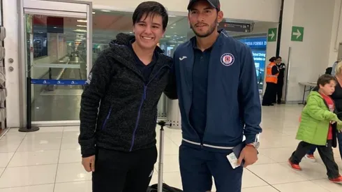 El capitán celeste atendió a los seguidores de la Máquina en el aeropuerto capitalino