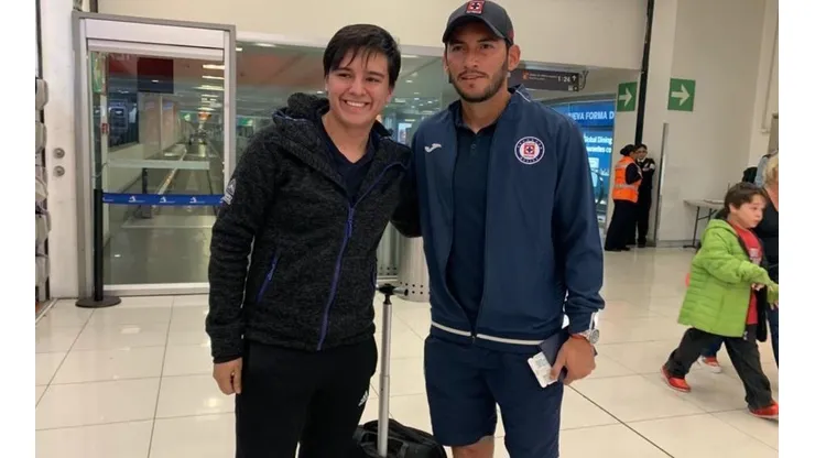 El capitán celeste atendió a los seguidores de la Máquina en el aeropuerto capitalino