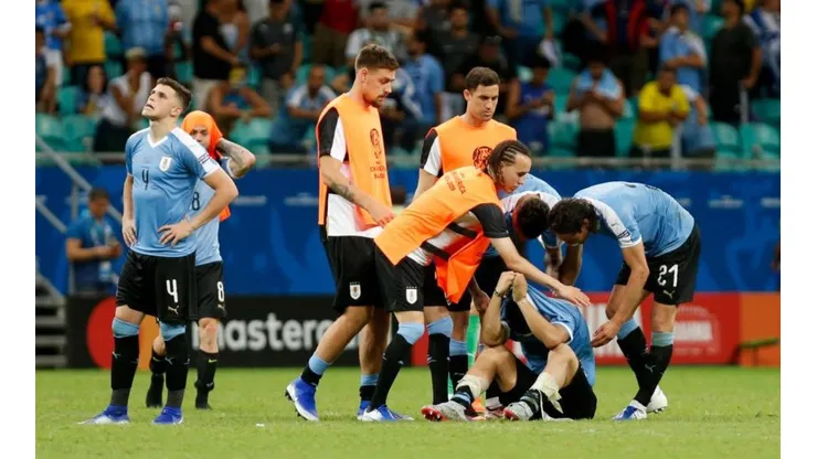 Jugadores de Uruguay levantando anímicamente a Luis Suárez.
