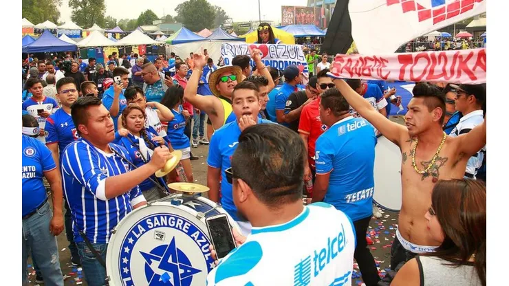 Aficionados de Cruz Azul en el Estadio Azteca.