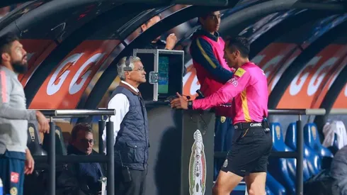 Árbitro utilizando el VAR.