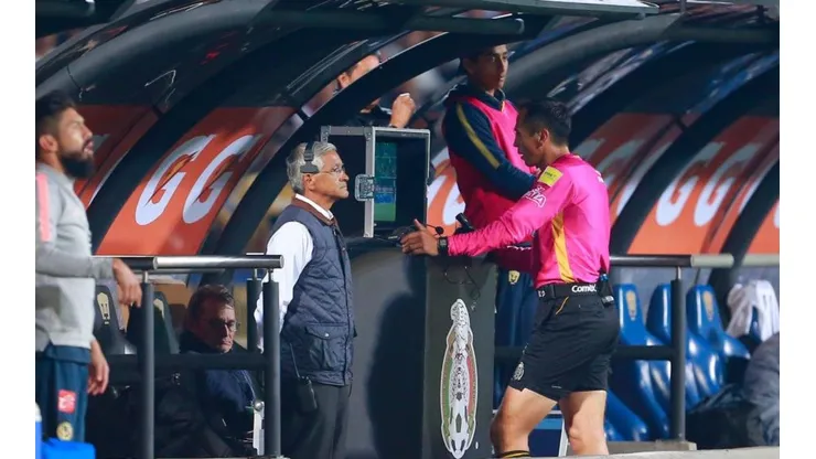Árbitro utilizando el VAR.