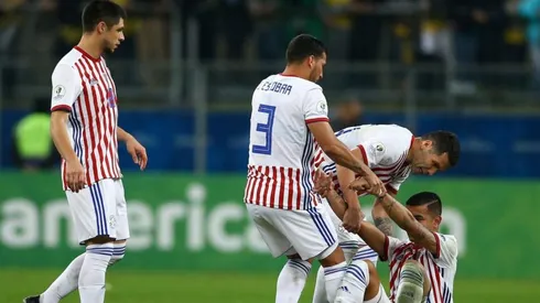 Juan Escobar levantando a sus compañeros.