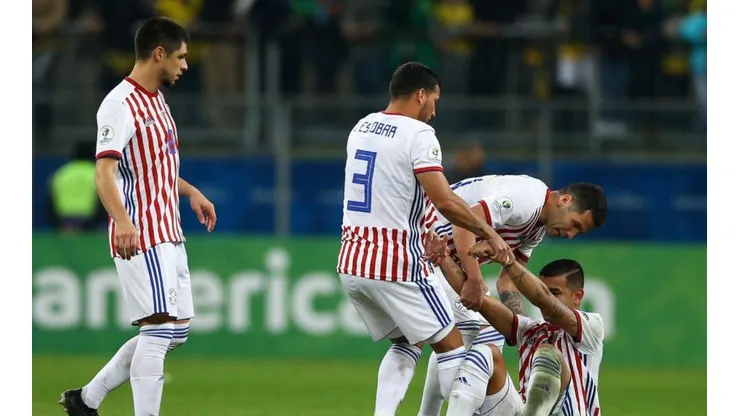 Juan Escobar levantando a sus compañeros.