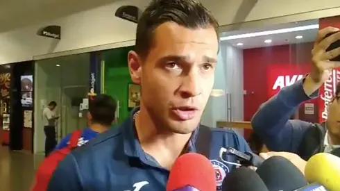 Milton Caraglio en su llegada al aeropuerto.