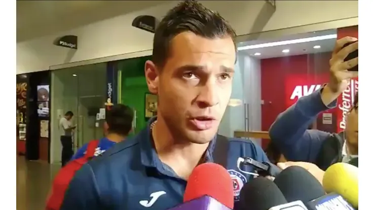 Milton Caraglio en su llegada al aeropuerto.