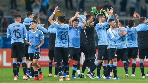 Jugadores de Uruguay tras el empate con Japón.