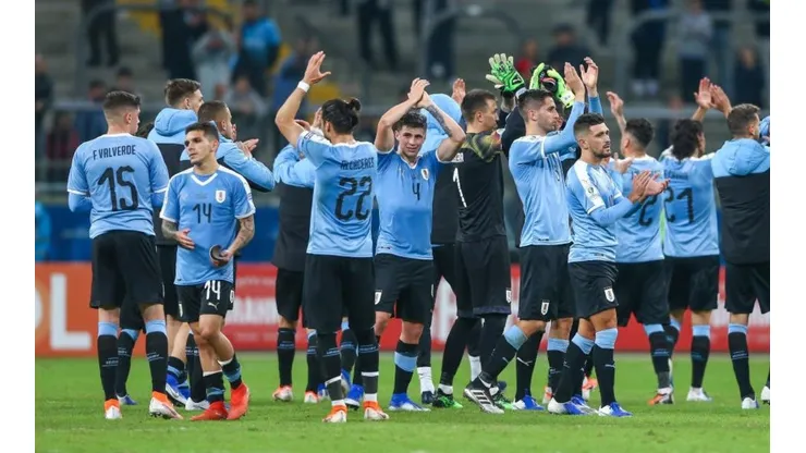 Jugadores de Uruguay tras el empate con Japón.
