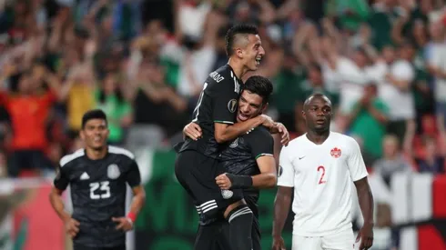 Roberto Alvarado celebrando su anotación.