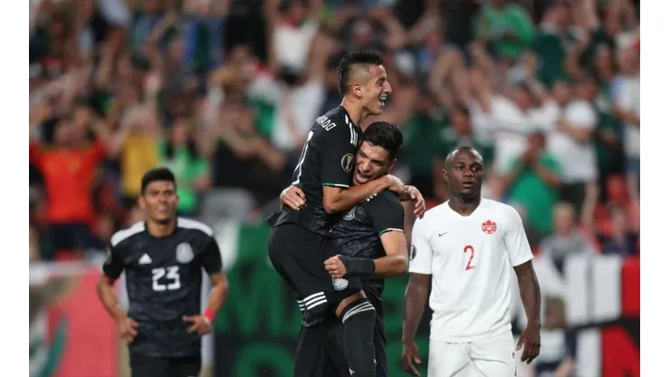 Roberto Alvarado celebrando su anotación.