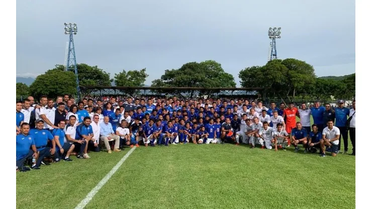 Planteles de Cruz Azul reunidos.