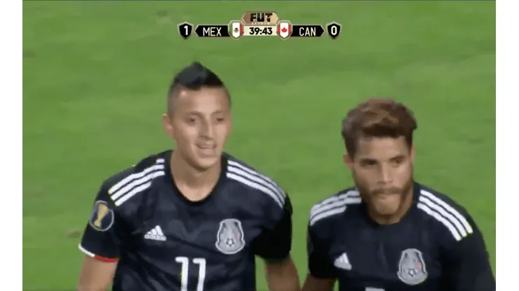 Roberto Alvarado celebrando su anotación.