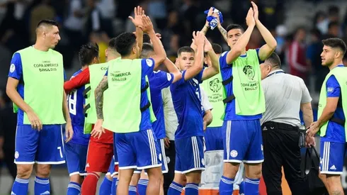 Jugadores de Paraguay despidiéndose se sus aficionados.