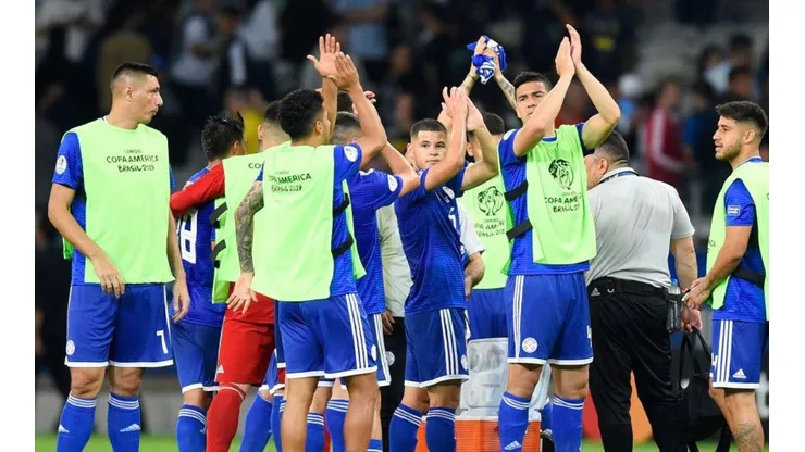 Jugadores de Paraguay despidiéndose se sus aficionados.