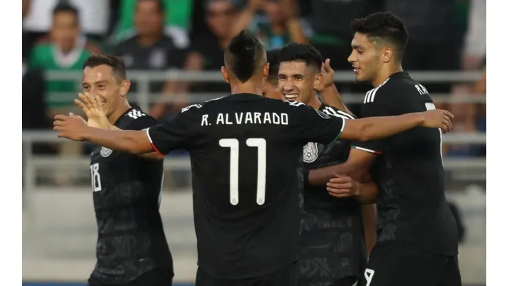 Roberto Alvarado celebrando el triunfo de México.