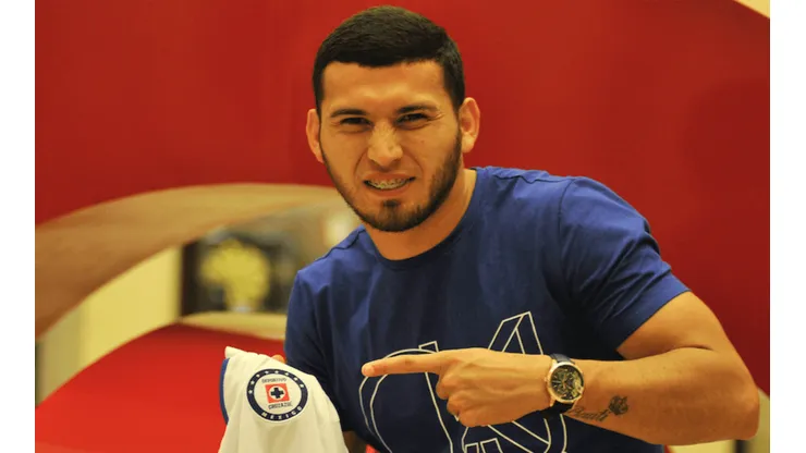 Juan Escobar portando la jersey de Cruz Azul.