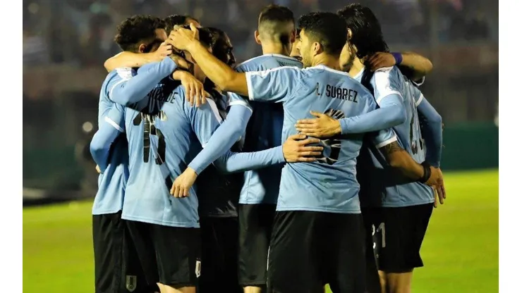 Equipo de Uruguay celebrando el triunfo.