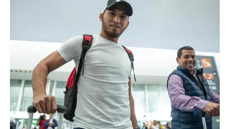 El defensor paraguayo abandonó México la noche del viernes para regresar a su selección