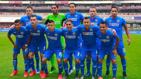Equipo titular de Cruz Azul enfrentando al América.