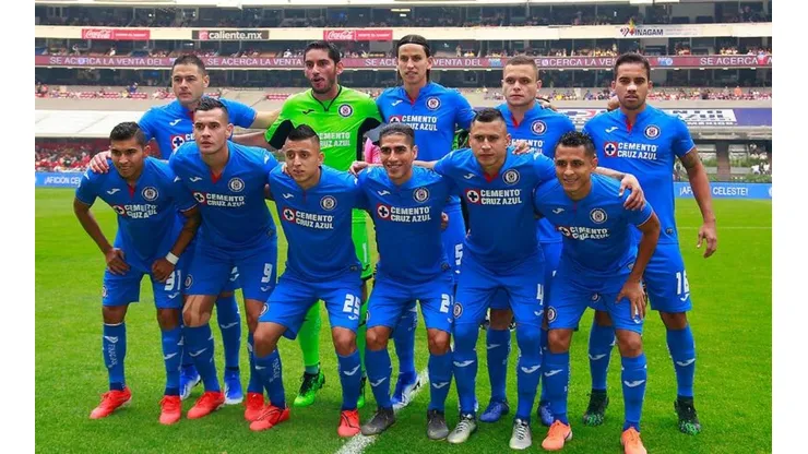 Equipo titular de Cruz Azul enfrentando al América.