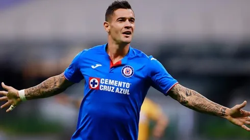 Milton Caraglio celebrando una anotación con Cruz Azul.