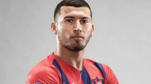 Juan Escobar con la jersey de Cerro Porteño.