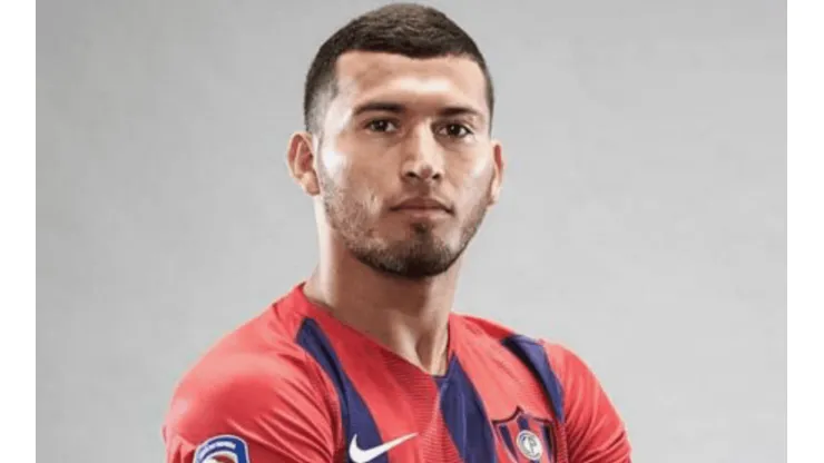 Juan Escobar con la jersey de Cerro Porteño.