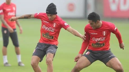 Yoshimar Yotún le da la "bienvenida" a Renato Tapia a Cruz Azul