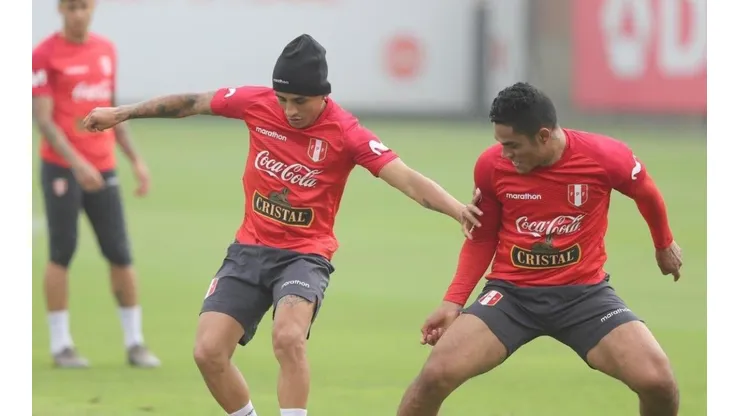 Yoshimar Yotún le da la "bienvenida" a Renato Tapia a Cruz Azul