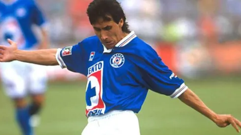 Lupillo Castañeda vistiendo la jersey de Cruz Azul.