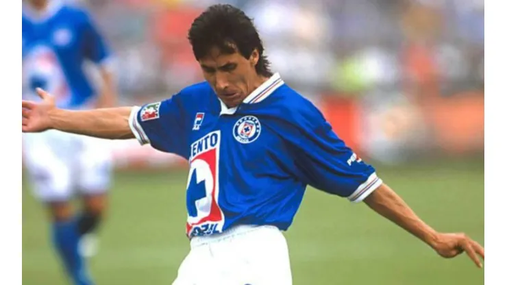 Lupillo Castañeda vistiendo la jersey de Cruz Azul.