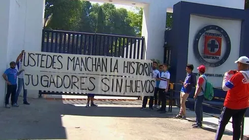 Una violenta forma de llamar la atención de los jugadores