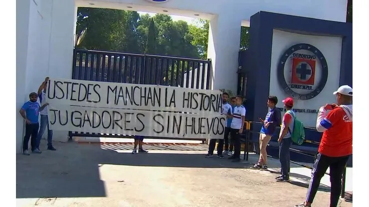 Una violenta forma de llamar la atención de los jugadores
